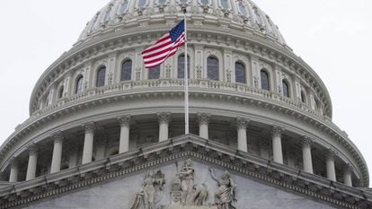 El Senado de EE UU ha rechazado, con el voto crucial de tres republicanos, una propuesta de ley para derogar parcialmente el &quot;Obamacare&quot;. 