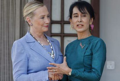 La secretaria de Estado de EE UU, Hillary Clinton, con la l&iacute;der opositora birmana, Aung San Suu Kyi, hoy en Rang&uacute;n (Birmania)