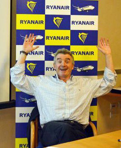 El presidente de la aerolínea de bajo coste irlandesa Ryanair, Michael O'Leary, gesticula durante una rueda de prensa en Roma (Italia), el 3 de diciembre de 2013.