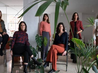 Les socies fundadores de l'estudi d'arquitectura: Carlota de Gispert, Marta Benedicto, Clara Vidal, Anna Llonch, Lucia Millet e Ivet Gasol.