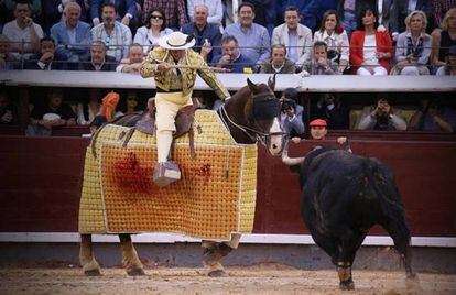 El picador Agustín Navarro y el toro 'Coplero', de Victoriano del Río.