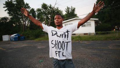 Un joven protesta en las calles de Ferguson.