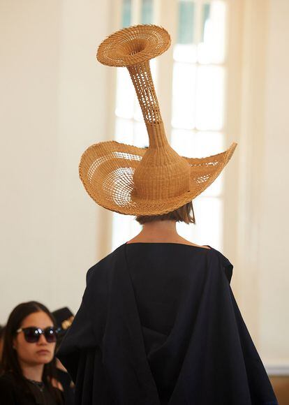 Uno de los sombreros de Lordag & Sondag, presentados en el desfile de Julia y Renata.