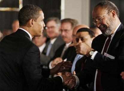 Obama saluda a Richard Parsons, de Citigroup, durante su encuentro con empresarios en Washington