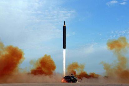 Prueba de lanzamiento de un misil Hwasong-12 en Corea del Norte.