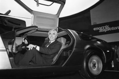 John Delorean en la presentación a medios de comunicación del mítico DeLorean DMC-12, en la Earl's Court Motor Fair de Londres. |