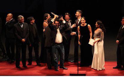 Pablo Cruz, productor de 'Las Elegidas', levanta el Ariel.