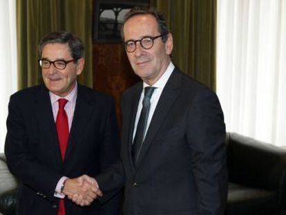 Mario Fern&aacute;ndez (izquierda) y Gregorio Villalabeitia el pasado mes de noviembre al formalizarse el relevo en la presidencia de Kutxabank. 