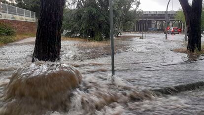 Fuertes lluvias en la zona de Canillejas, en Madrid.