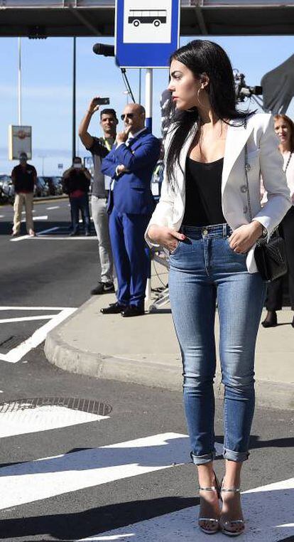 Georgina Rodriguez, novia del futbolista, a su llegada a la ceremonia.
