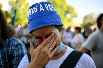 Una partidaria de Cristina Fernández de Kirchner llora tras la sentencia condenatoria frente a los tribunales.