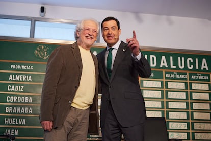 El presidente de la Junta de Andalucía, Juan Manuel Moreno, y el expresidente del Partido Andalucista, Alejandro Rojas Marcos, durante la presentación del libro 'Historia del Partido Andalucista', en la Casa Museo de Blas Infante, en Sevilla.