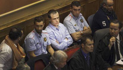 Ricardo Mateo, entre dos 'mossos', en un juicio contra los Casuals en 2012.