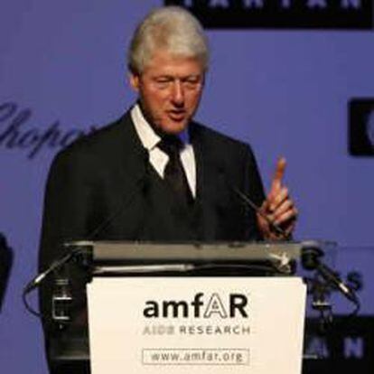 Bill Clinton en Cannes, en la subasta de su saxofón