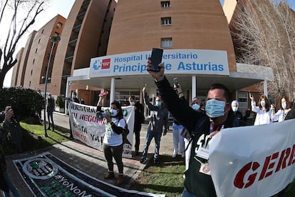 Vista de la concentración convocada en febrero por el sindicato de sanidad Mats para exigir la dimisión la gerente del Hospital Universitario Príncipe de Asturias, Dolores Rubio, quien sugirió retirar los teléfonos móviles a los pacientes covid-19.