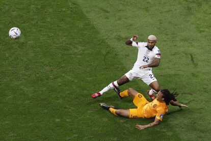 Aké of the US national team, on the ground, before a play with DeAndre Yedlin.