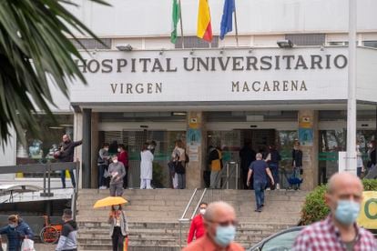 Acceso al hospital Virgen Macarena, este miércoles en Sevilla.