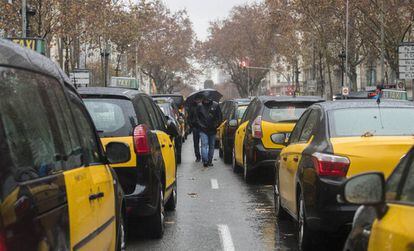 Taxis estacionados en la calzada central de la Gran Via de Barcelona por la huelga contra los VTC.