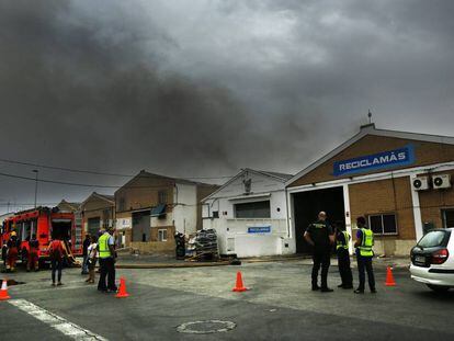 Incendio en una empresa de reciclaje de cart&oacute;n de Alboraya (Valencia).