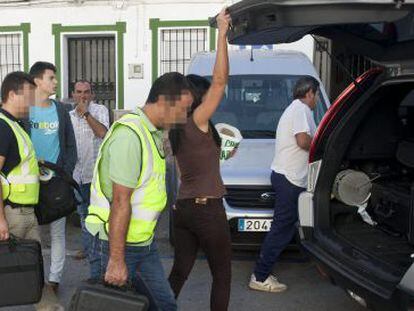 Miembros de la Polic&iacute;a Cient&iacute;fica, tras recoger pruebas en el domicilio de Ubrique donde fueron asesinados dos hermanos.