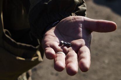 Un combatiente rebelde muestra los fragmentos de un misil. Los misiles disparados desde las posiciones de Ucrania, alcanzaron a un retén militar cosaco en Donetsk, matando a dos soldados que luchan del lado de las fuerzas República Popular de Donetsk.