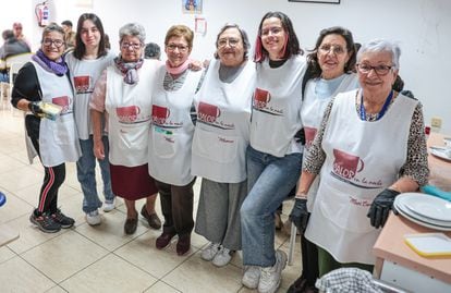Mamen Román, en el centro de la imagen, va una una vez por semana como voluntaria a Calor en la Noche, una ONG que colabora con personas sin hogar