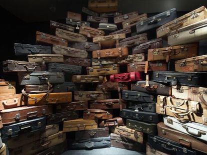 La pieza Acumulation, en la que reutiliza maletas de Memoria artística, de Chema Alvargonzález.