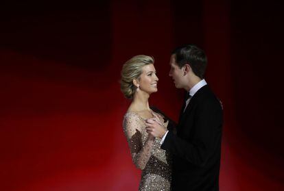 Ivanka Trump, hija del presidente Donald Trump, baila junto a su marido, Jared Kushner.
