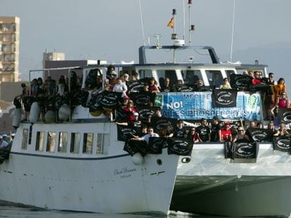 Ecologistas a bordo de un en el puerto de Castell&oacute;n para protestar contra las prospecciones.