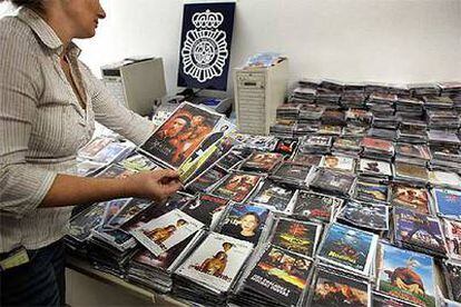 Parte de las copias ilegales de CD y DVD requisadas por la policía en Valencia.