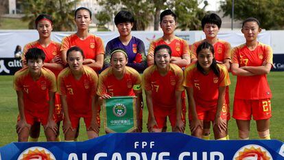 La selección china de fútbol femenino, antes de iniciar un partido. 
 