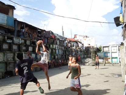 Cancha de baloncesto junto a las tumbas del cementerio.