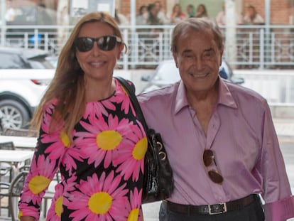 Ana Obregón junto a su padre, Antonio García, paseando por las calles de Madrid en 2012.