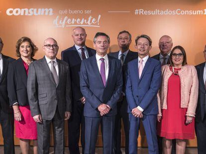 El director general de Consum, José Luis Durich, en el centro con la dirección de la empresa. 