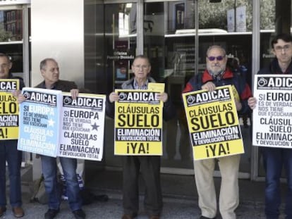 Integrantes de Adicae Castilla y Le&oacute;n durante una manifestaci&oacute;n en Valladolid para pedir a Europa la retroactividad total de las cl&aacute;usulas suelo. EFE/Archivo