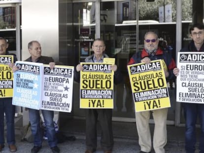 Integrantes de Adicae Castilla y Le&oacute;n durante una manifestaci&oacute;n en Valladolid para pedir a Europa la retroactividad total de las cl&aacute;usulas suelo. EFE/Archivo