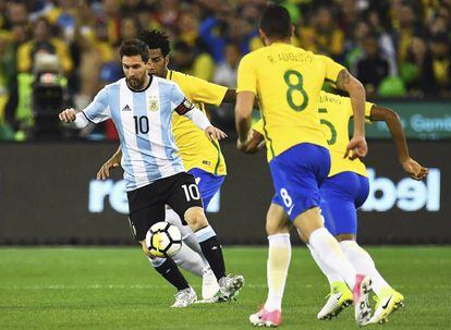 Messi controla el balón durante el amistoso.