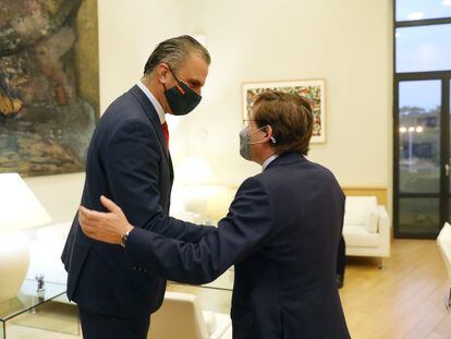 El portavoz de Vox en el Ayuntamiento de Madrid, Javier Ortega Smith, se reúne con el alcalde, José Luis Martínez-Almeida, en Cibeles, el pasado 16 de diciembre.