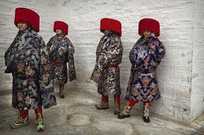 Budistas vestidos con ropas tradicionales para asistir a la procesión en el Monaterio de Labrang.