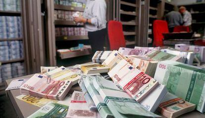 Billetes en el departamento de cambio extranjero del Union Bank de Suiza.