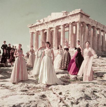 Las imágenes de las prendas de alta costura de la maison en 1951 en Atenas son el punto de partida de la colección.