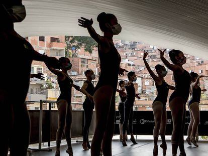 Ensayo del ballet de Paraisópolis, creado en 2012. Solo 20 de los 200 bailarines asisten hoy a las clases.