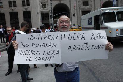 Un hombre protesta afuera del consulado de Argentina en Nueva York
