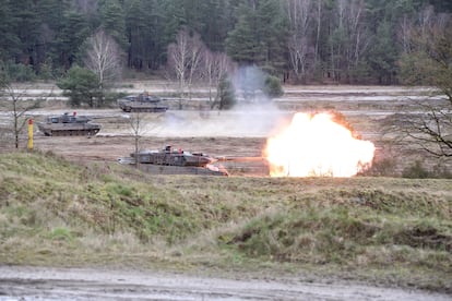 Soldados del Ejército ucranio durante un entrenamiento con tanques Leopard 2 a mediados de marzo en el campo de entrenamiento de Bergen, en el norte de Alemania.