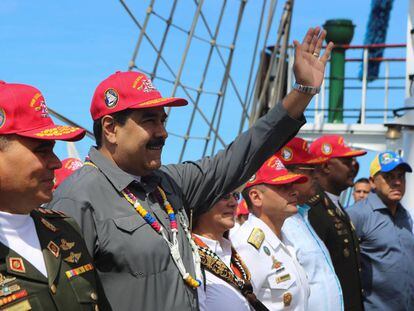 Maduro, el pasado viernes con oficiales en La Guaira (Venezuela).
