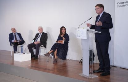 De izquierda a derecha, Enric Juliana, Xosé M. Núñez Seixas y Rocío Martínez escuchan el discurso del presidente de la Generalitat, Ximo Puig, en el Centre del Carme.