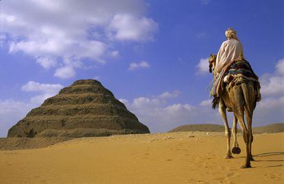 La pirámide escalonada de Zoser (2.646 antes de Cristo), en Saqqara, es la más antigua de las 120 pirámides de Egipto.