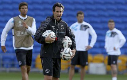Emery da instrucciones durante el entrenamiento del Sevilla en Cardiff. 