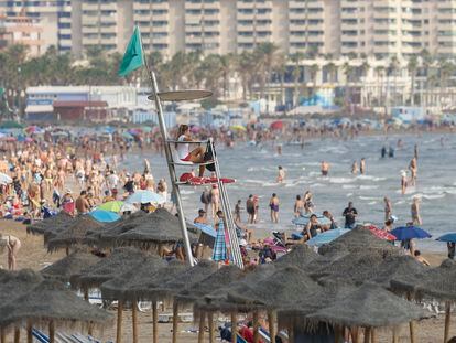Bañistas en la playa de la Malvarrosa, en Valencia.