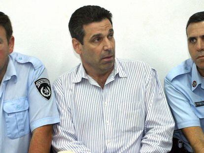 Gonen Segev, junto a dos policías, en un tribunal de Tel Aviv en 2004.